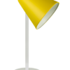 Hvid bordlampe med gul skærm